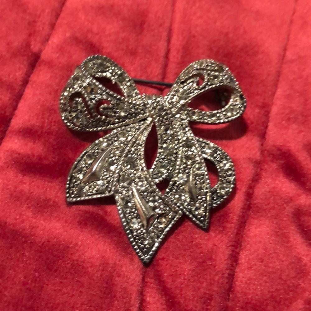 Vintage bow pin
